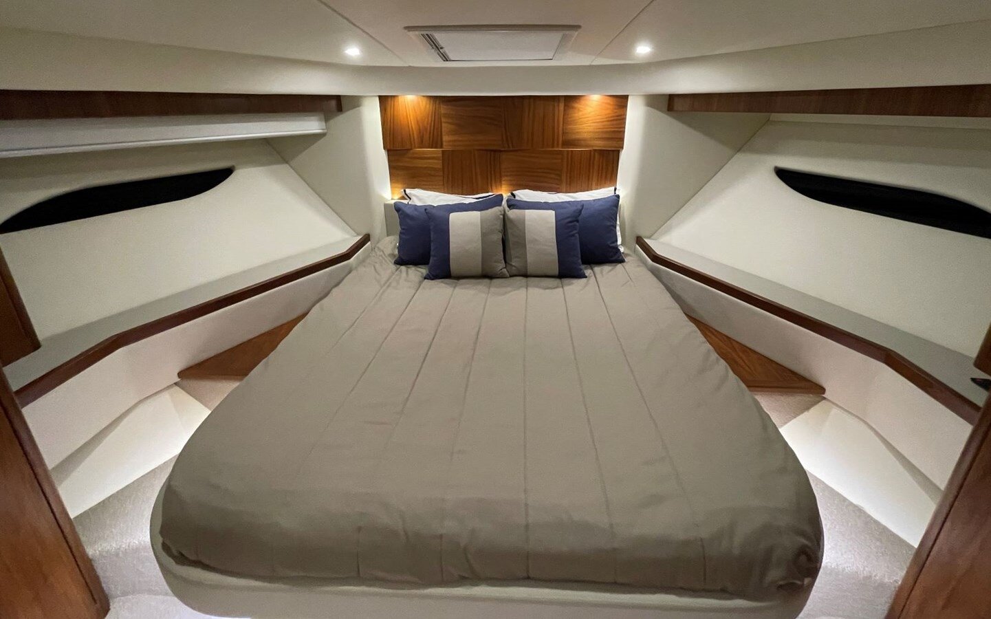 2015-riviera-63-4-170230