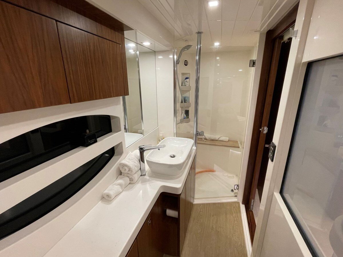 2015-riviera-63-4-170230