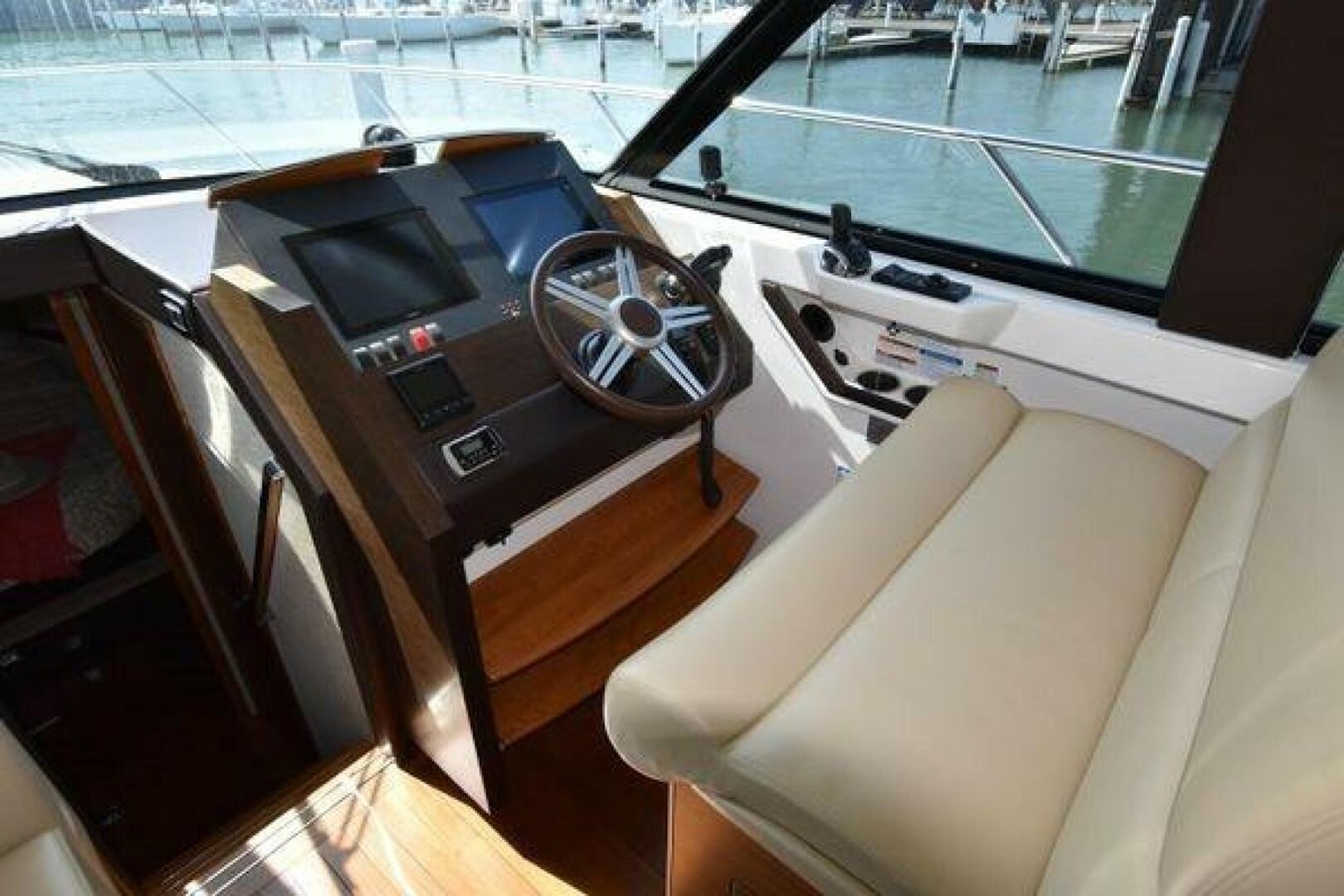 2015-tiara-yachts-44-8fa008