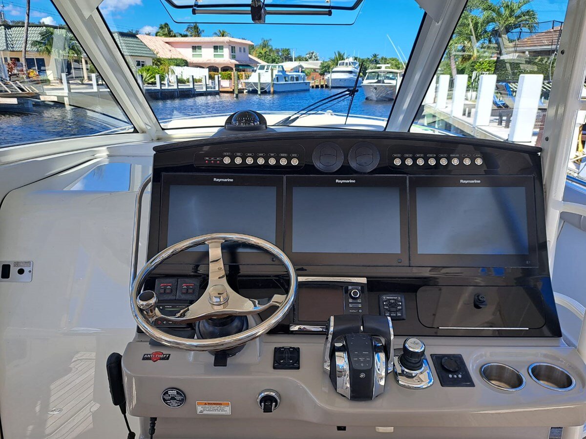 2016-boston-whaler-42-6-f564cb