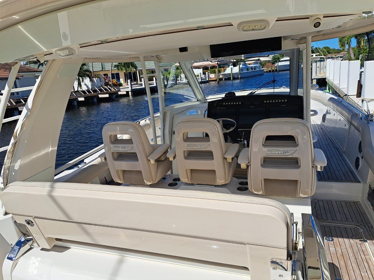 2016-boston-whaler-42-6-f564cb