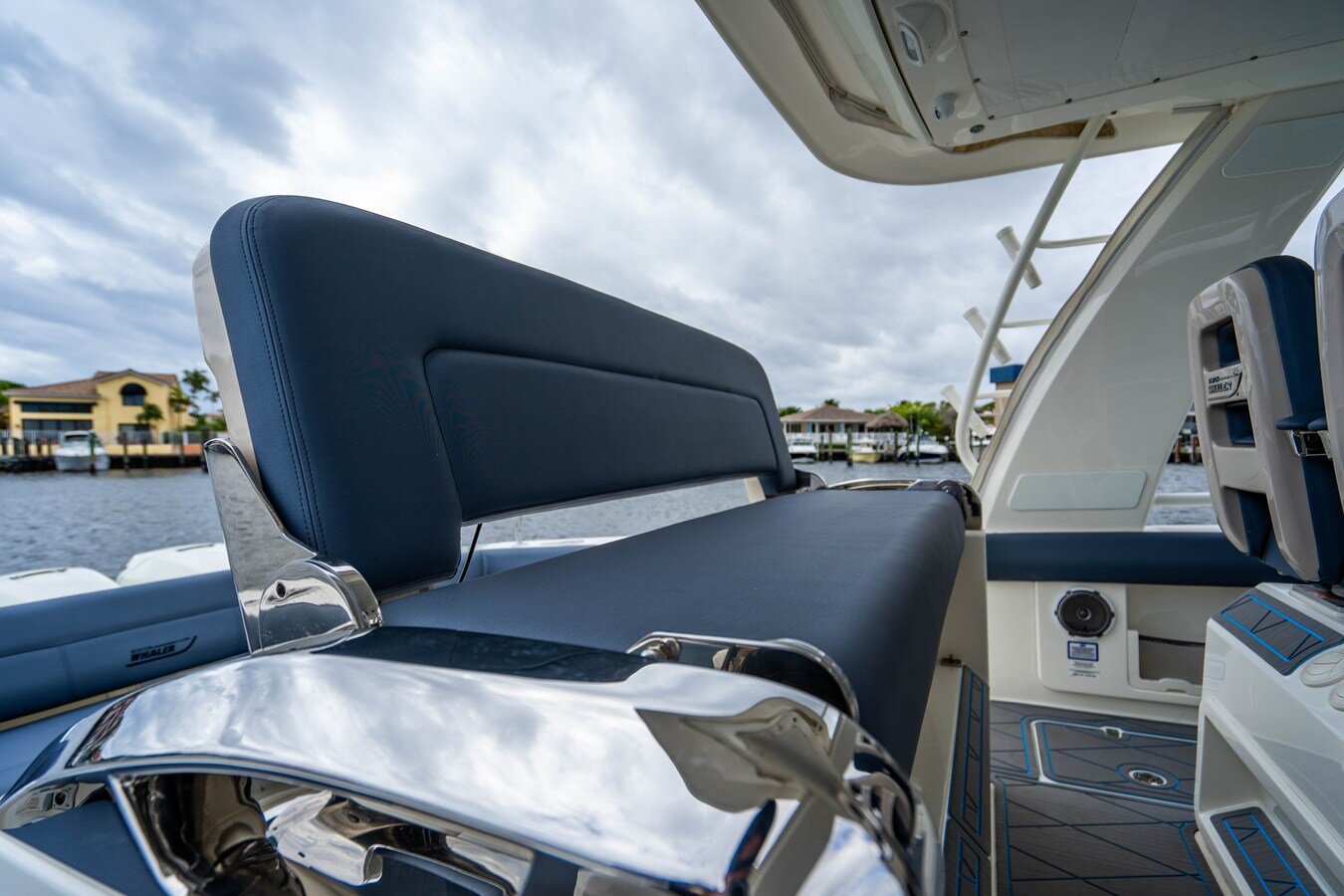 2016-boston-whaler-42-2f582c