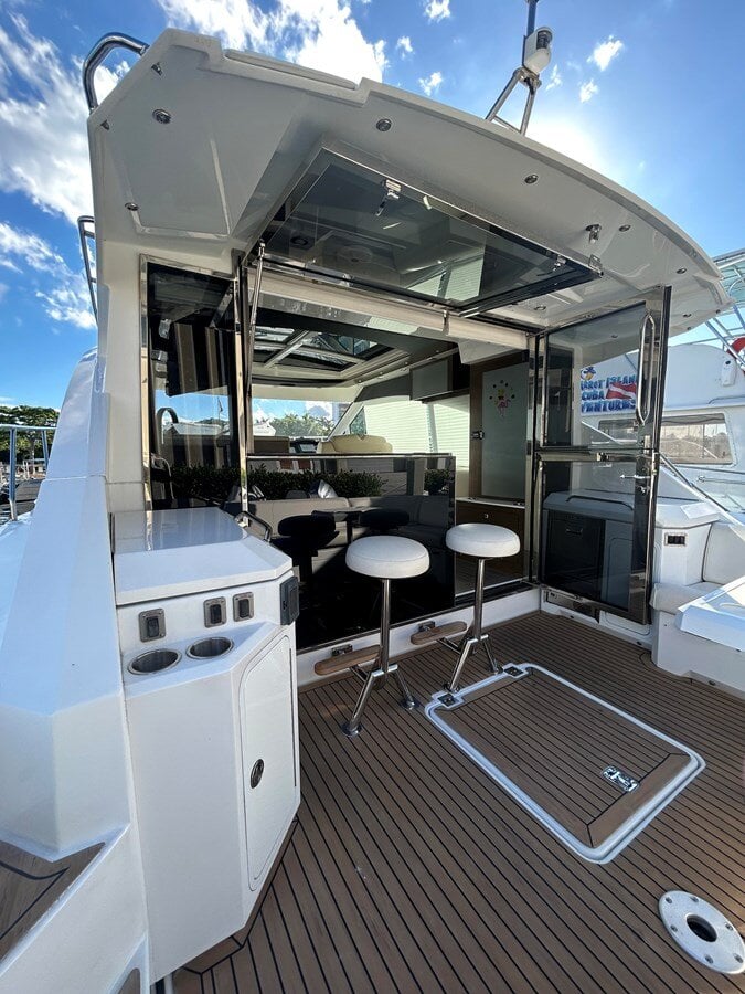 2016-cruisers-yachts-45-0c5fd3