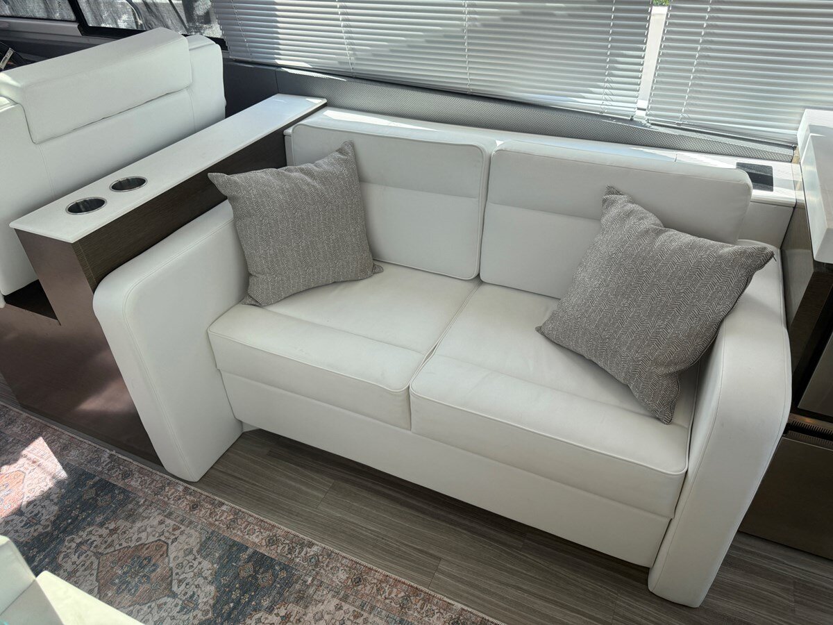 2016-cruisers-yachts-54-9bb7cc