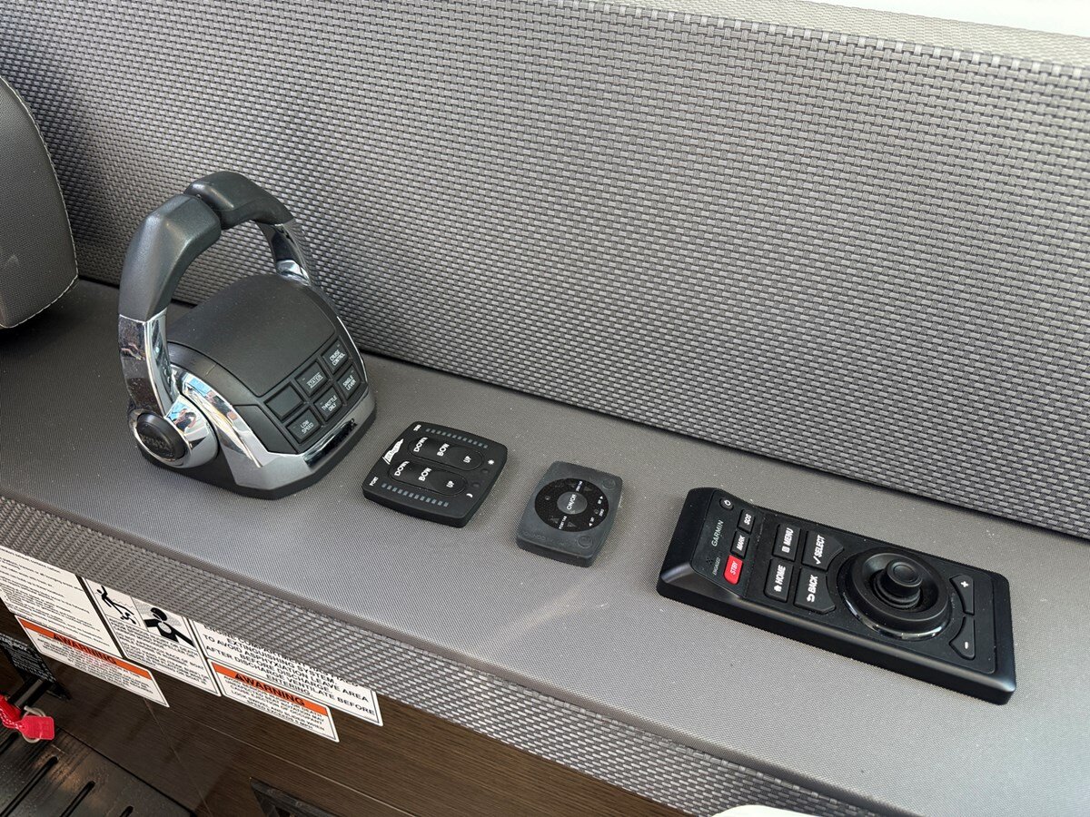 2016-cruisers-yachts-54-9bb7cc