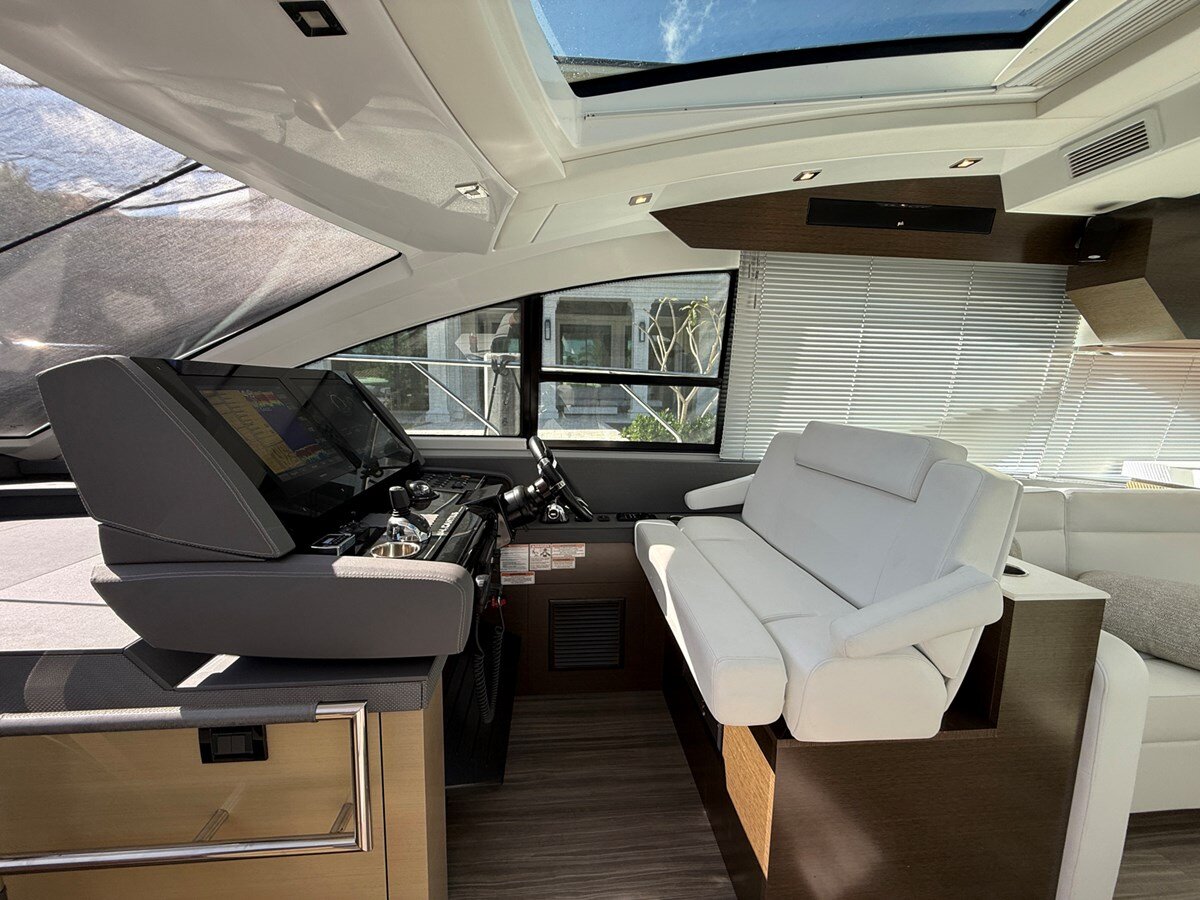 2016-cruisers-yachts-54-9bb7cc