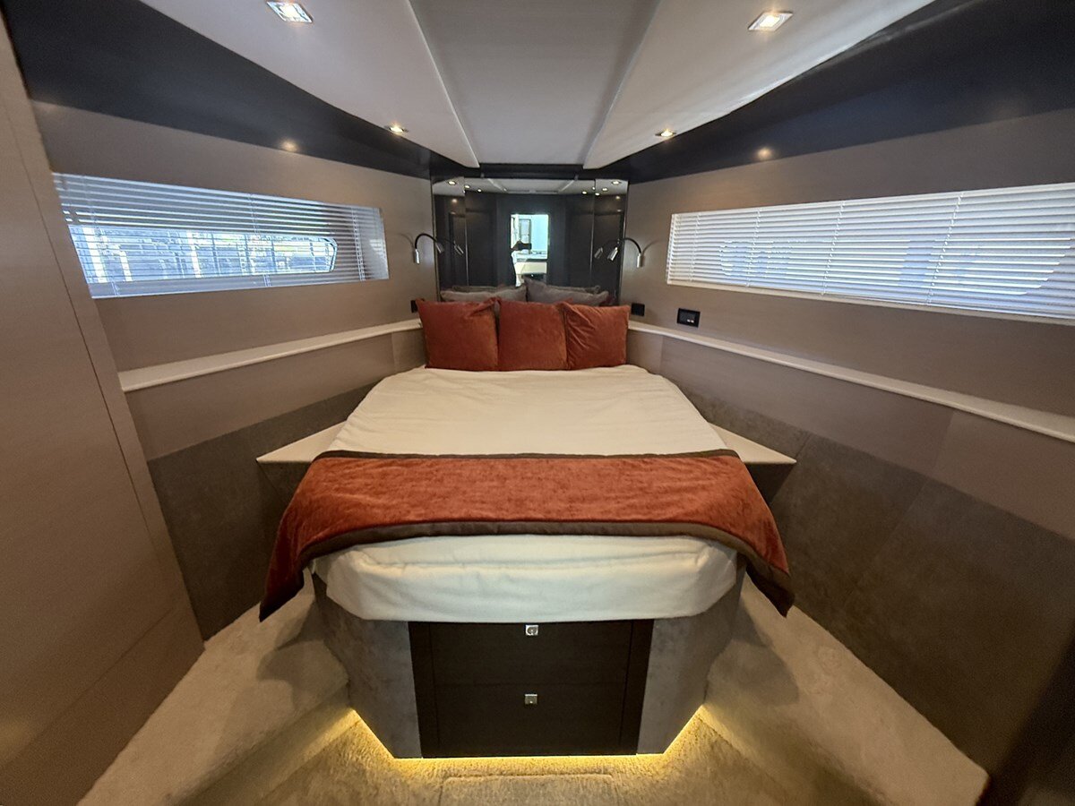 2016-cruisers-yachts-54-9bb7cc