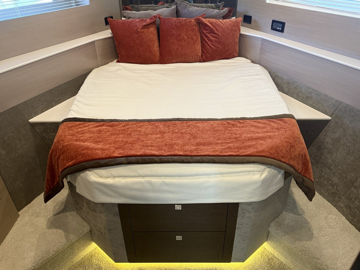 2016-cruisers-yachts-54-9bb7cc