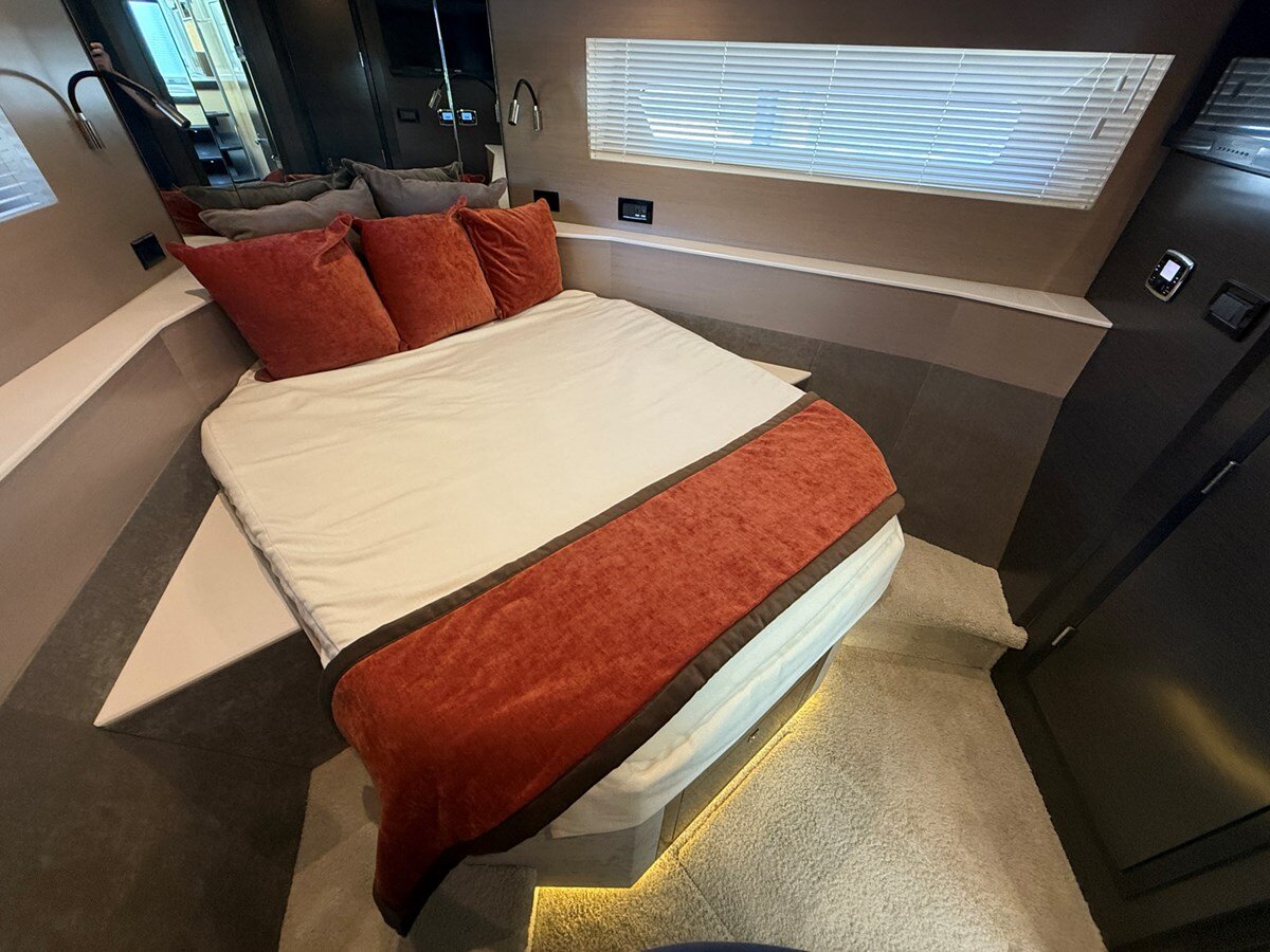 2016-cruisers-yachts-54-9bb7cc