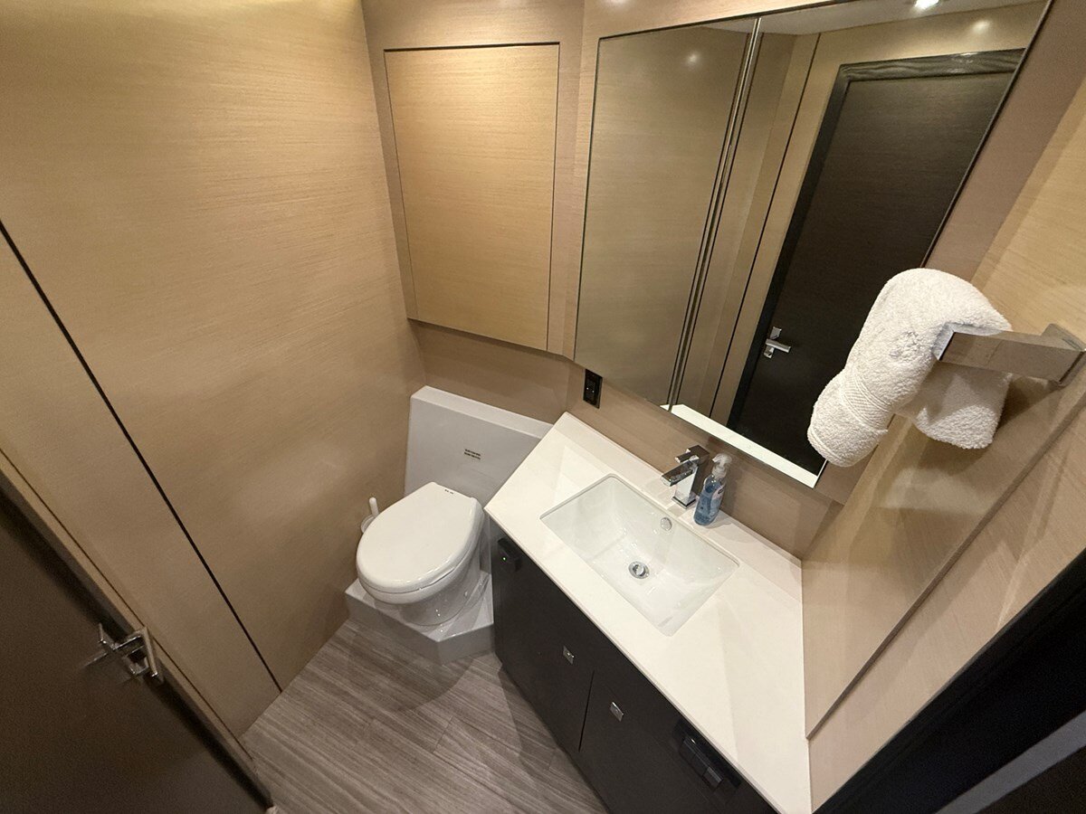 2016-cruisers-yachts-54-9bb7cc