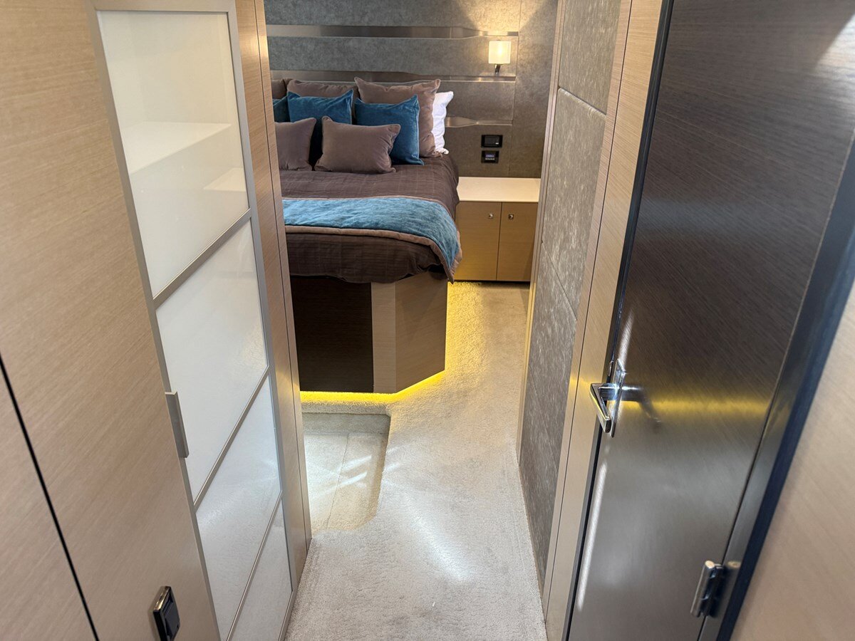 2016-cruisers-yachts-54-9bb7cc