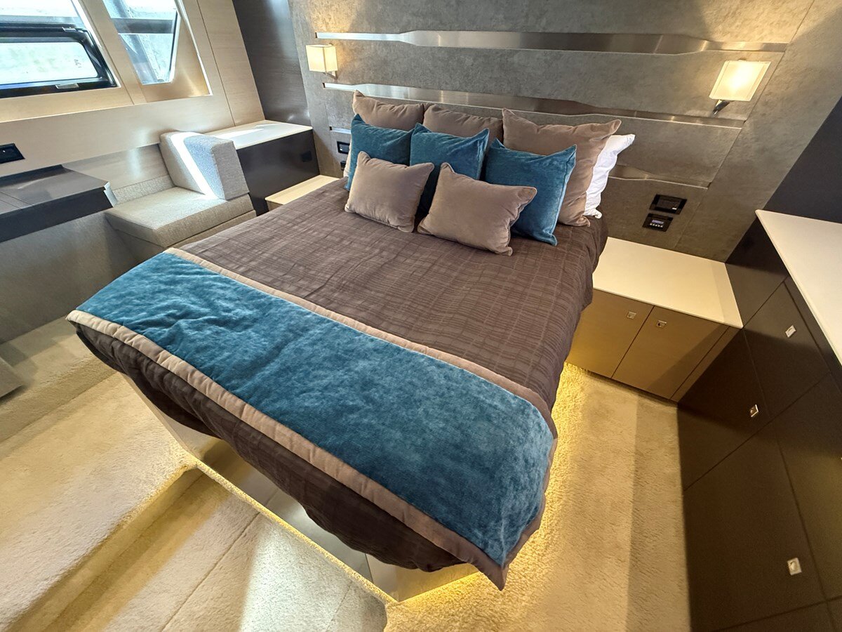 2016-cruisers-yachts-54-9bb7cc