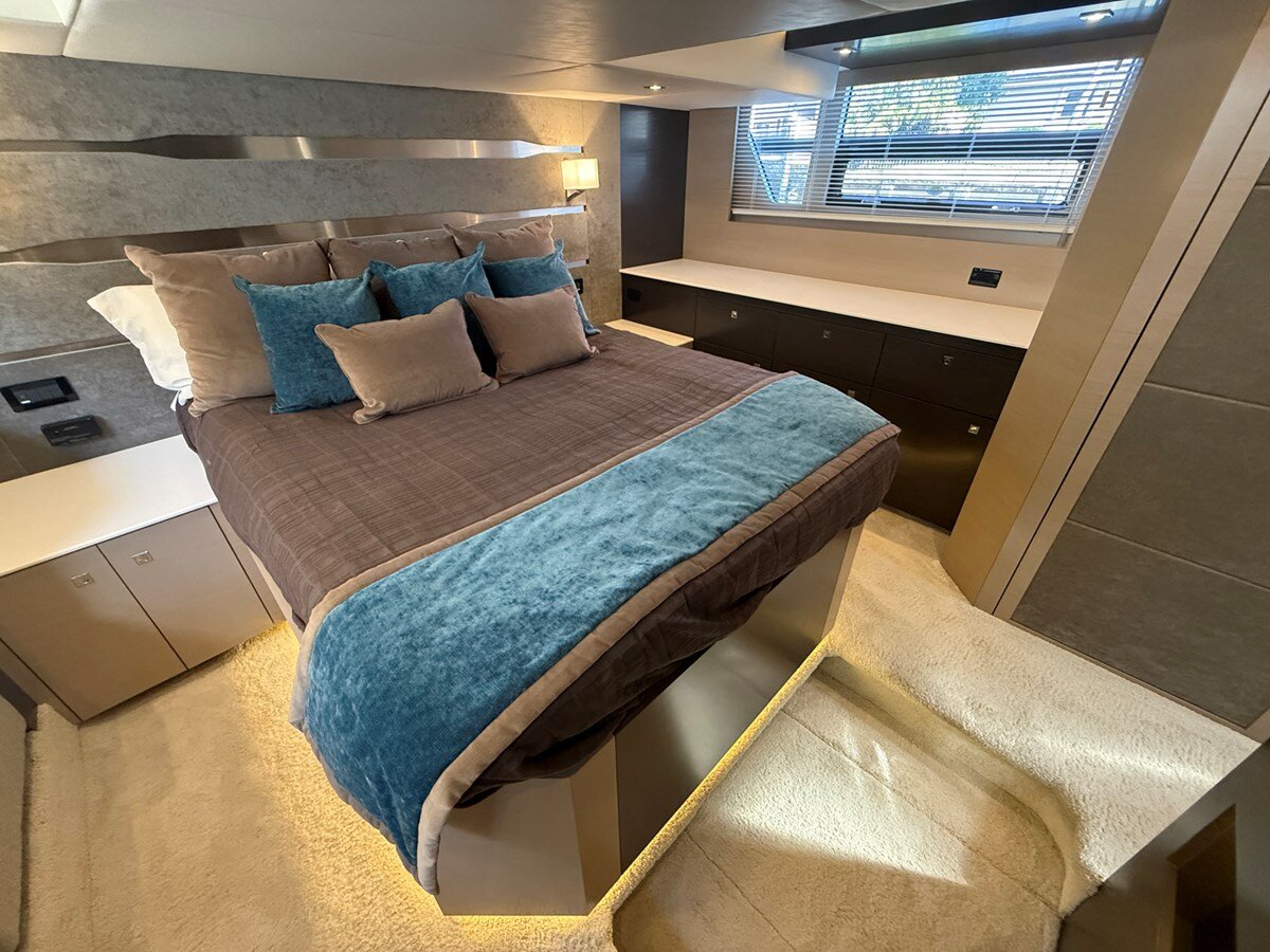 2016-cruisers-yachts-54-9bb7cc