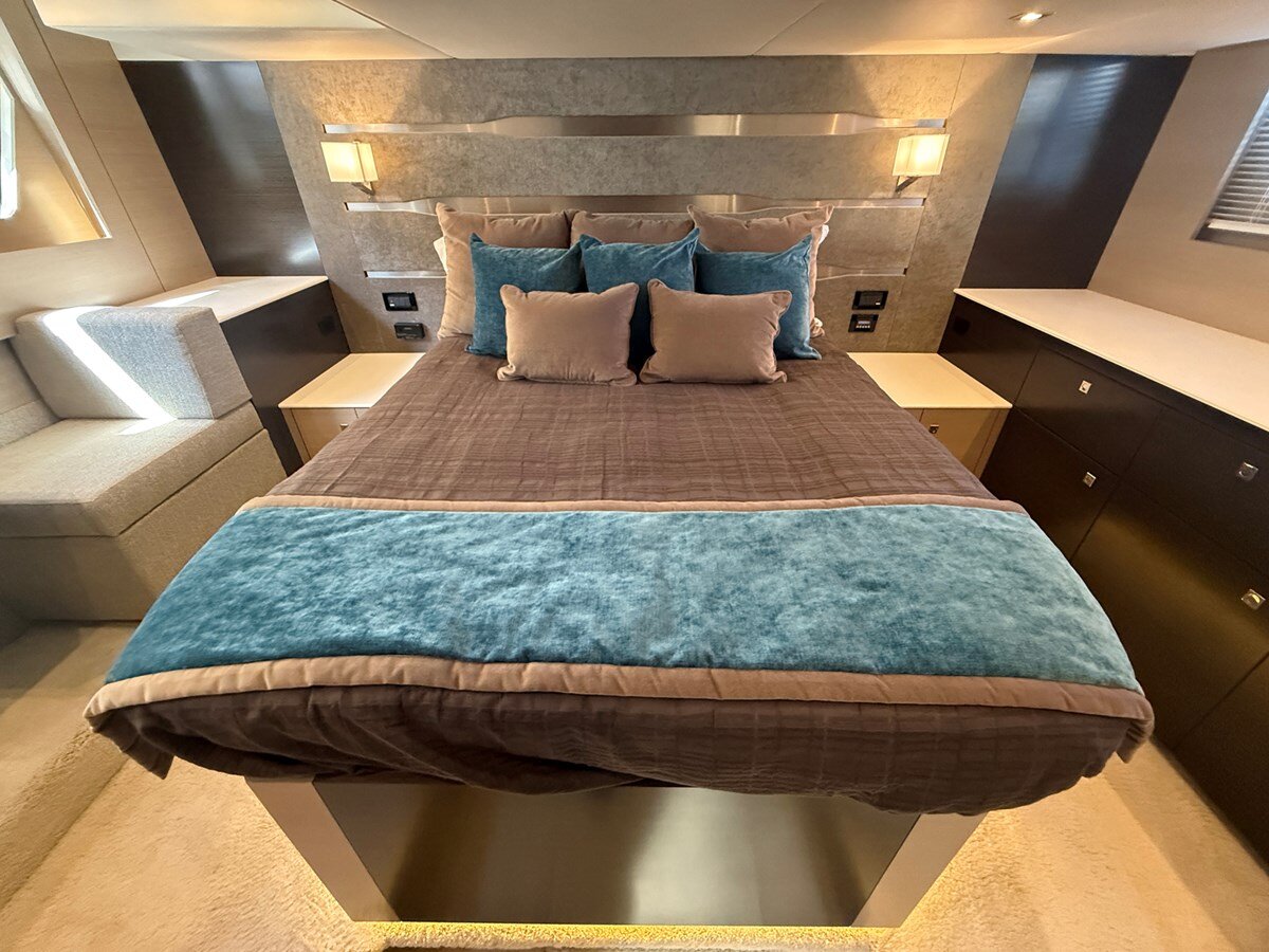 2016-cruisers-yachts-54-9bb7cc