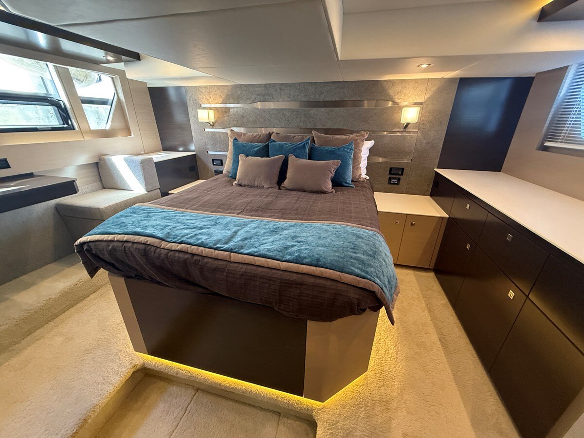 2016-cruisers-yachts-54-9bb7cc