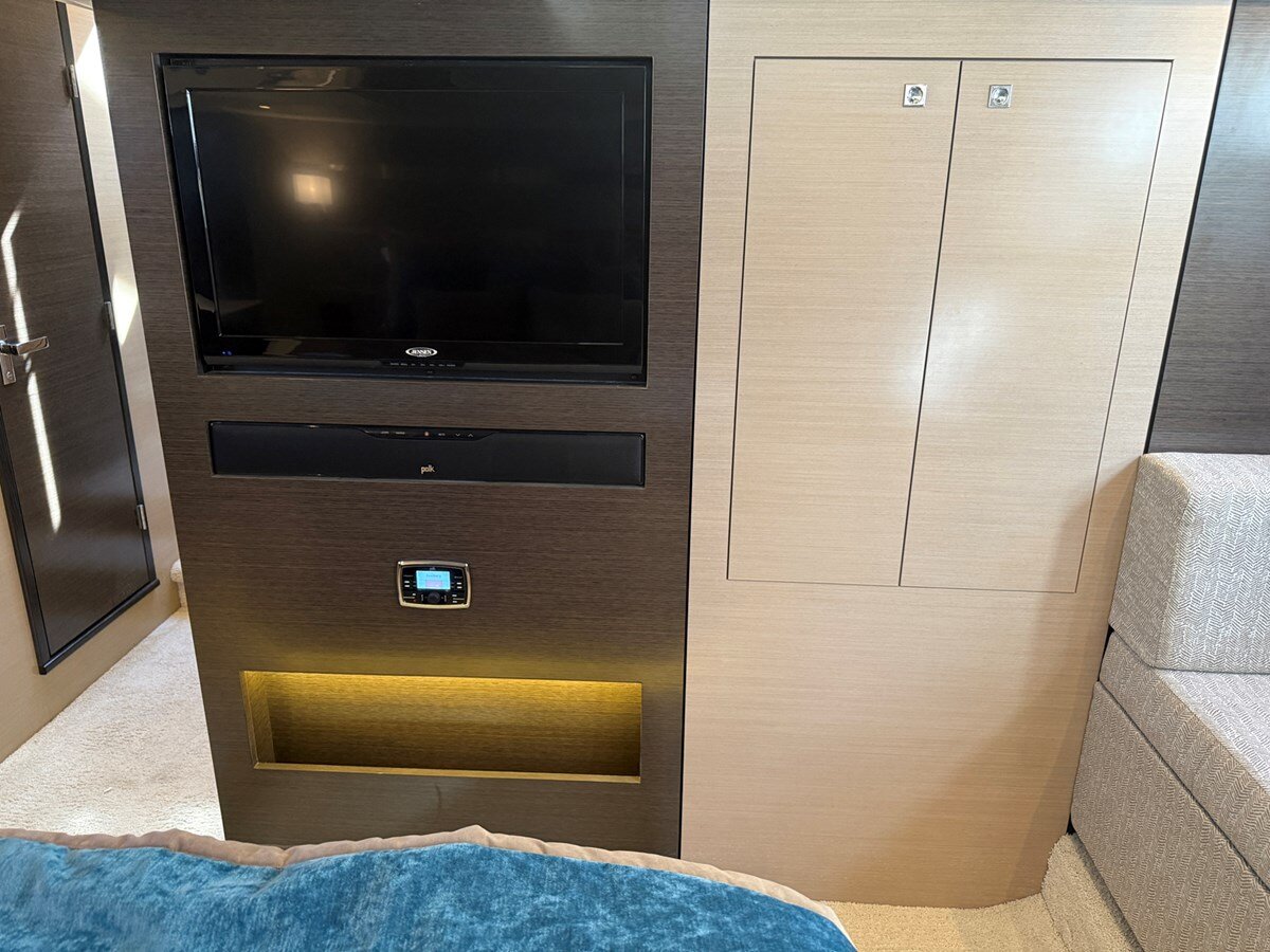 2016-cruisers-yachts-54-9bb7cc