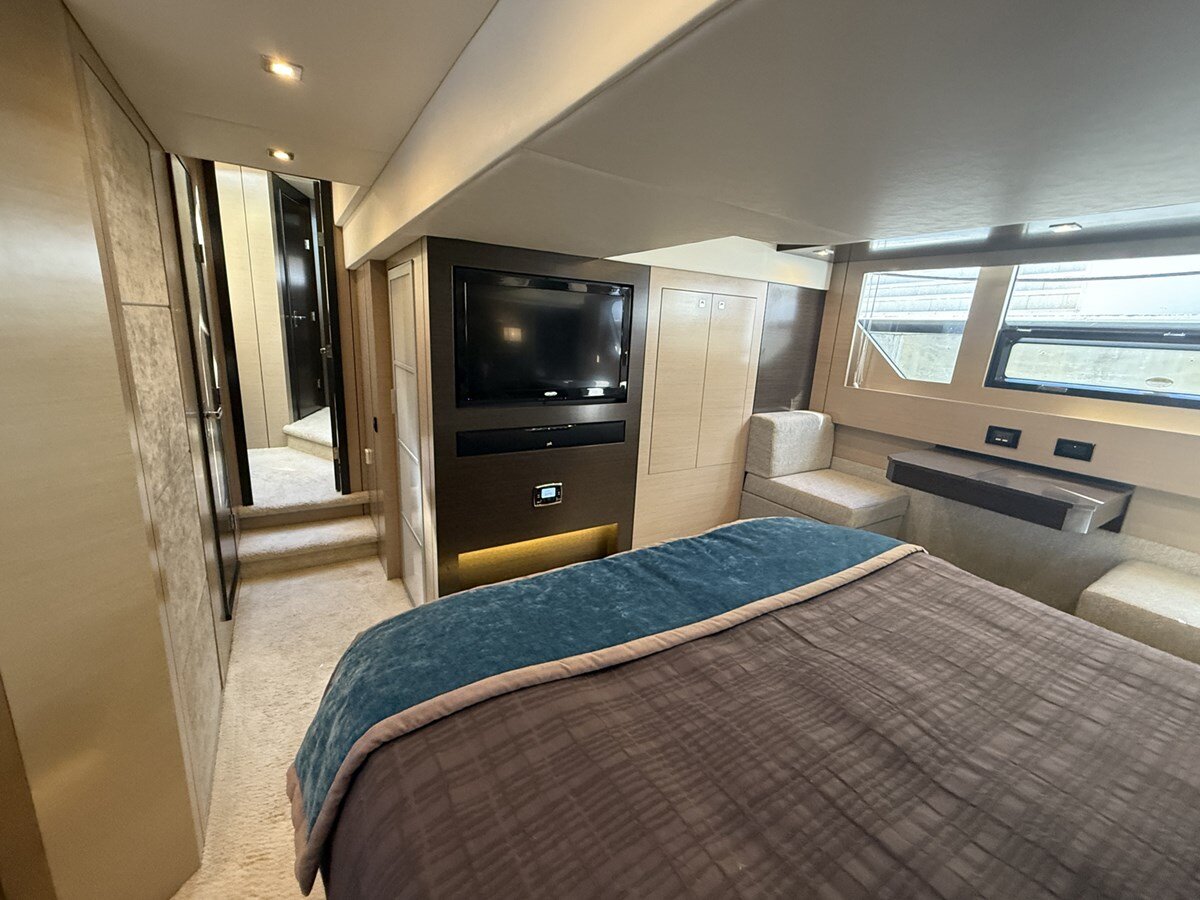 2016-cruisers-yachts-54-9bb7cc