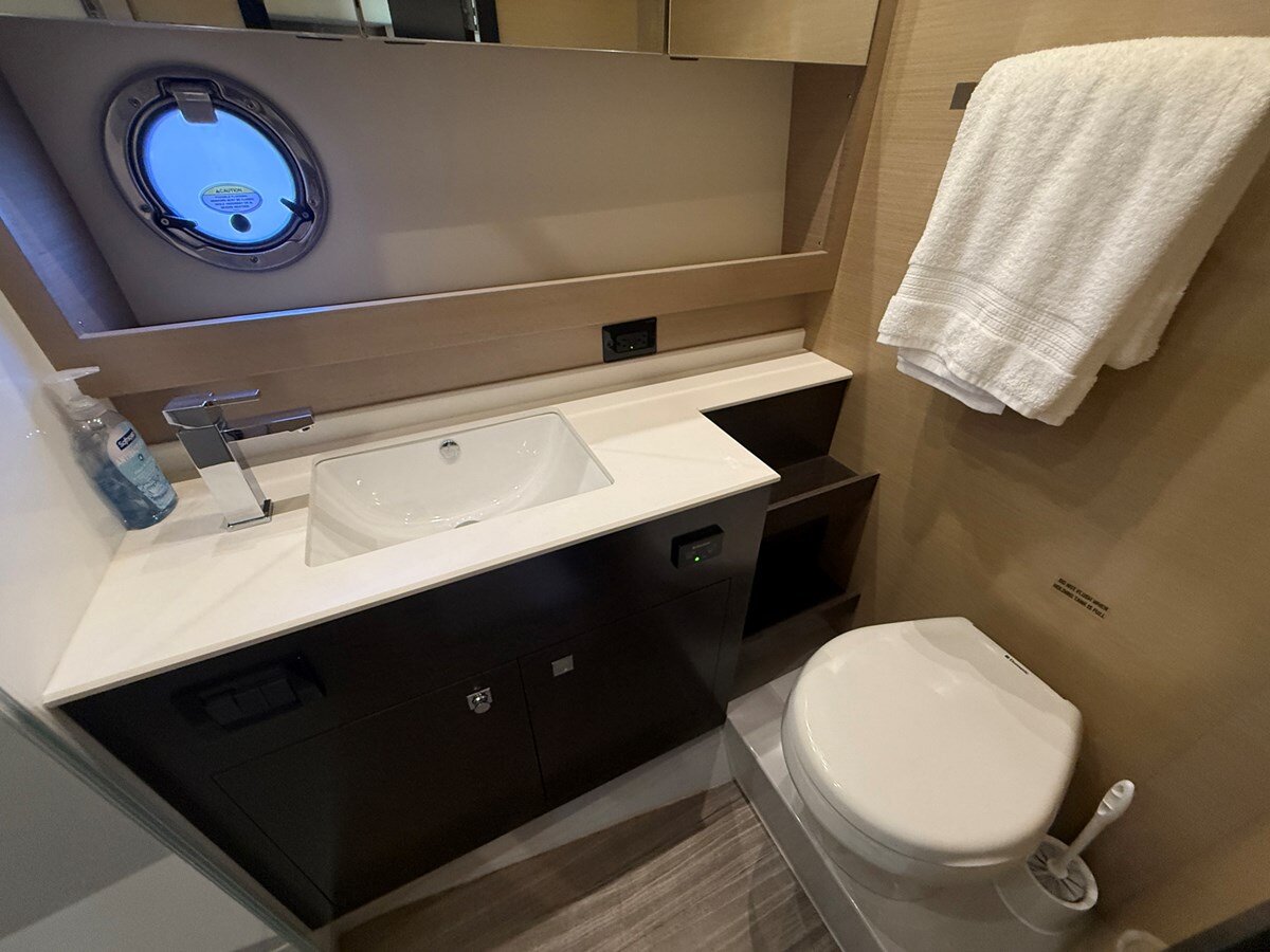 2016-cruisers-yachts-54-9bb7cc