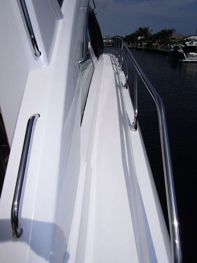 2016-cruisers-yachts-54-9bb7cc