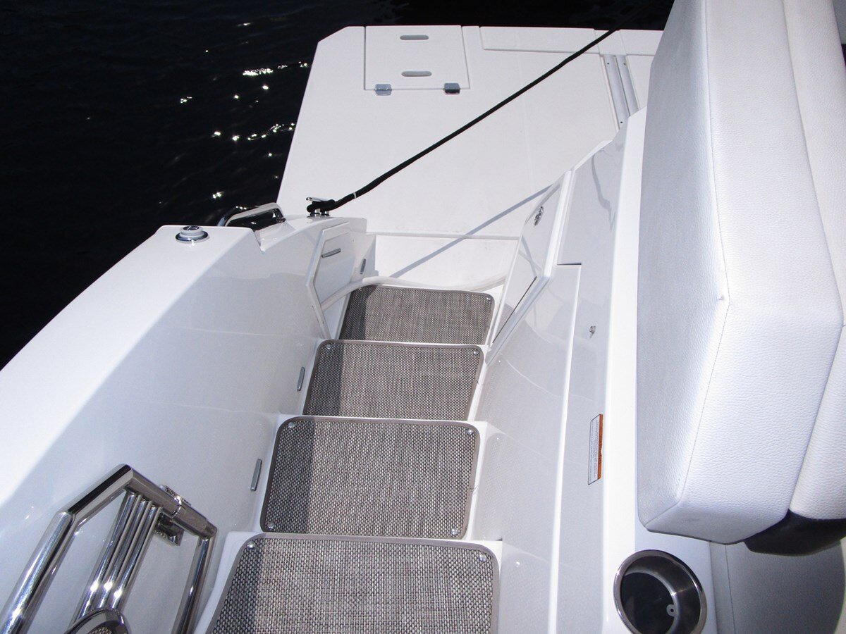 2016-cruisers-yachts-54-9bb7cc