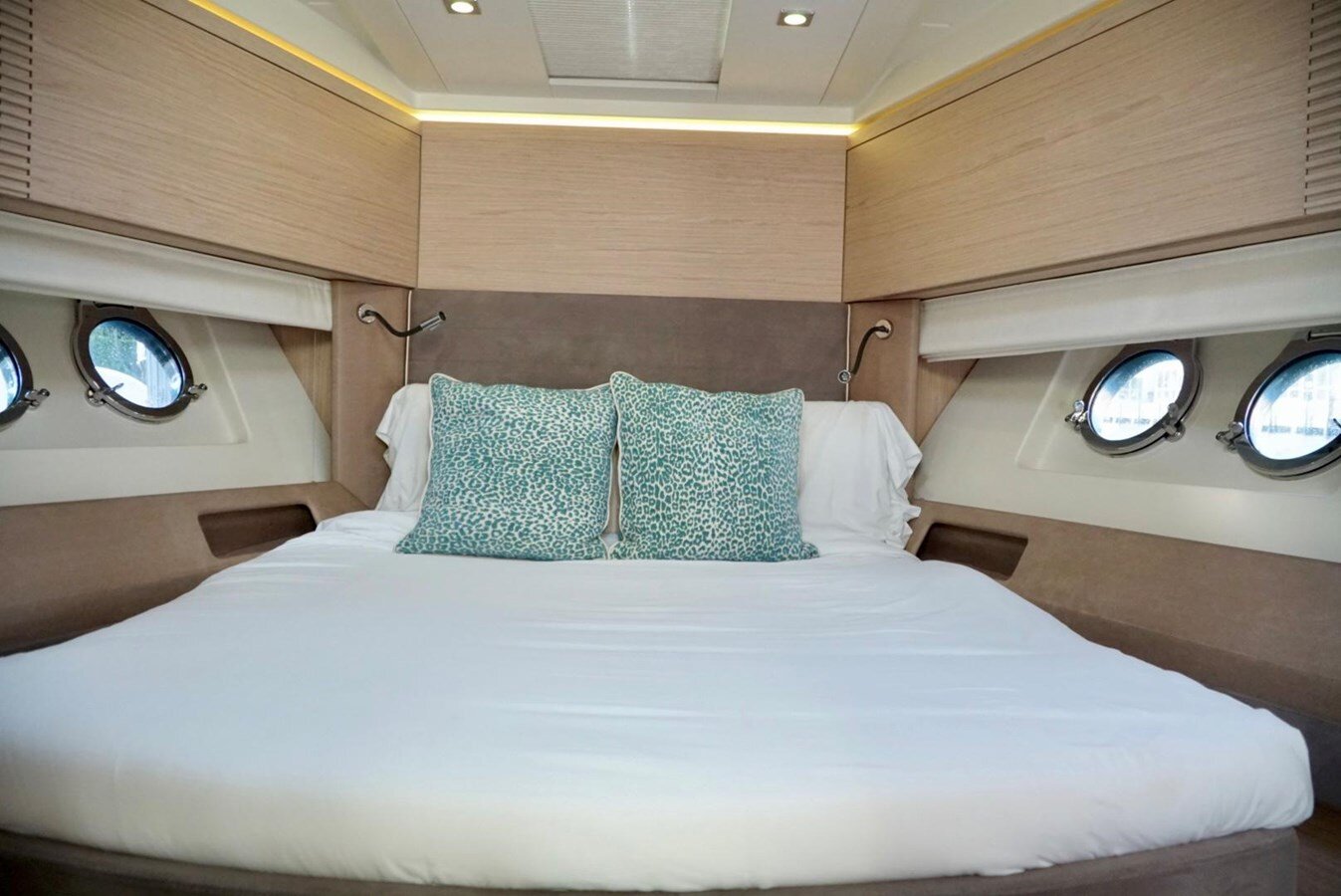 2016-monte-carlo-yachts-50-c0204a