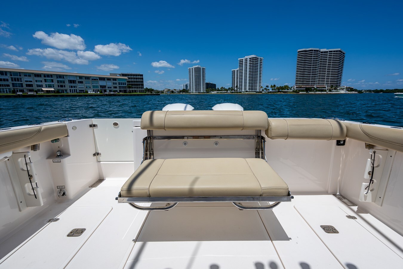 2016-pursuit-boats-32-b95653