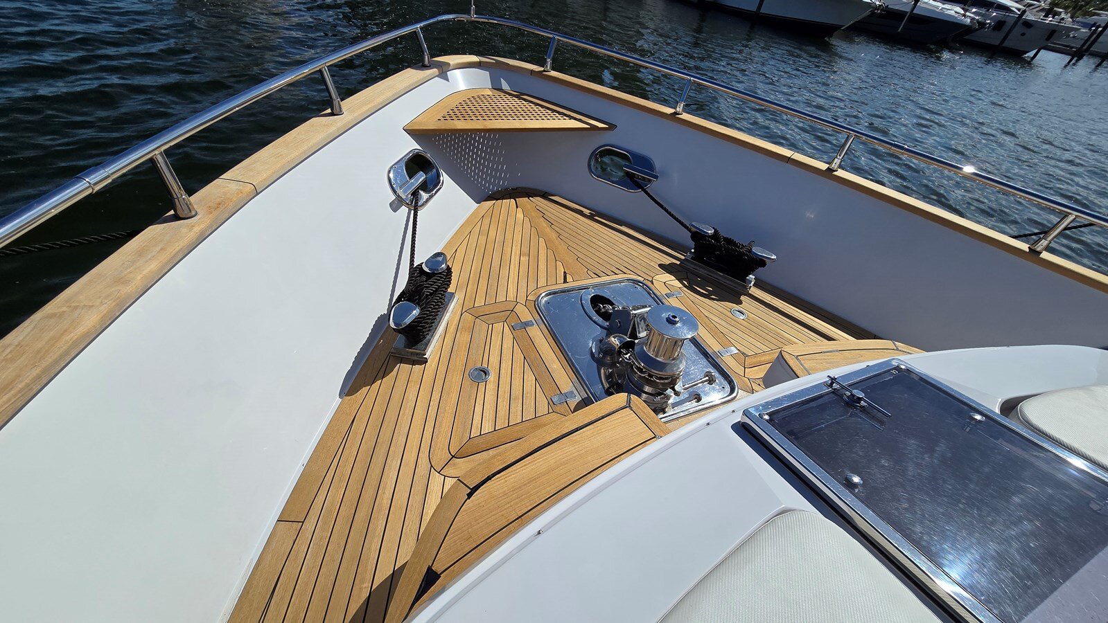 2017-amer-yachts-94-2-8a6a4d