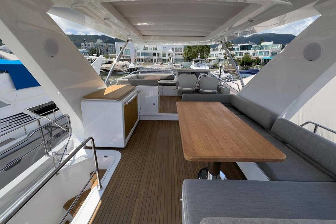 2017-azimut-yachts-68-3-c5b028