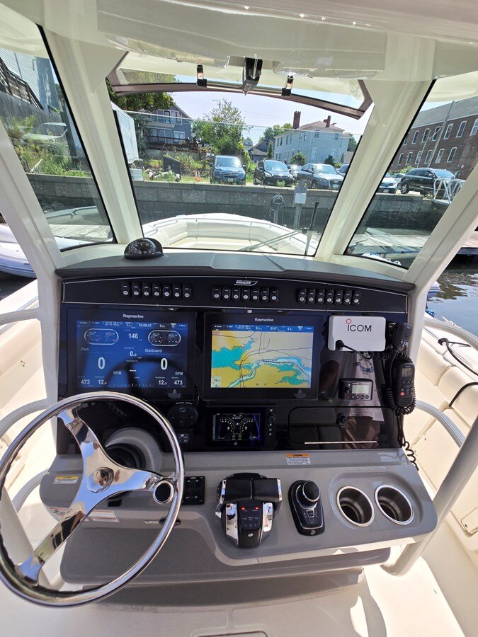 2017-boston-whaler-33-a0f71b