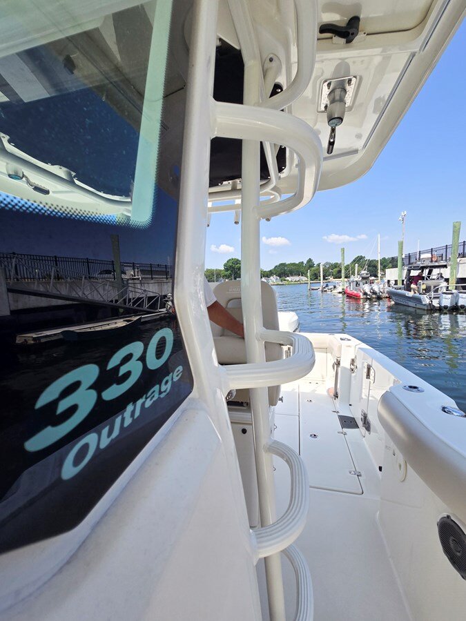 2017-boston-whaler-33-a0f71b