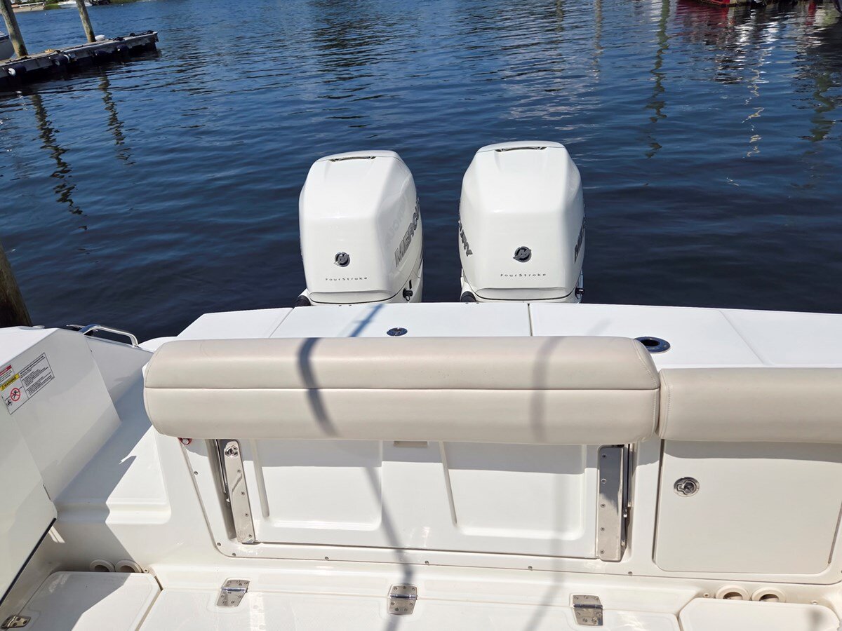 2017-boston-whaler-33-a0f71b