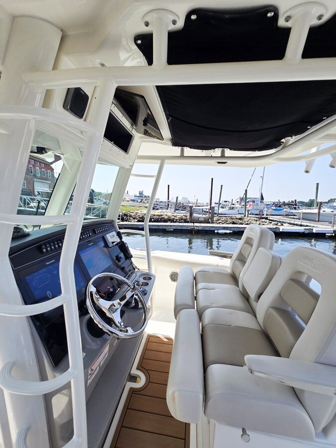 2017-boston-whaler-33-a0f71b