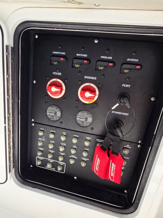 2017-boston-whaler-33-a0f71b