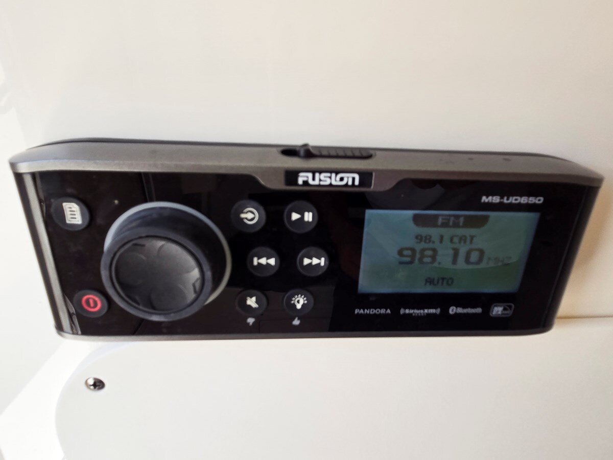 2017-boston-whaler-33-a0f71b