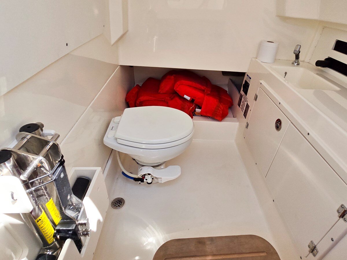 2017-boston-whaler-33-a0f71b