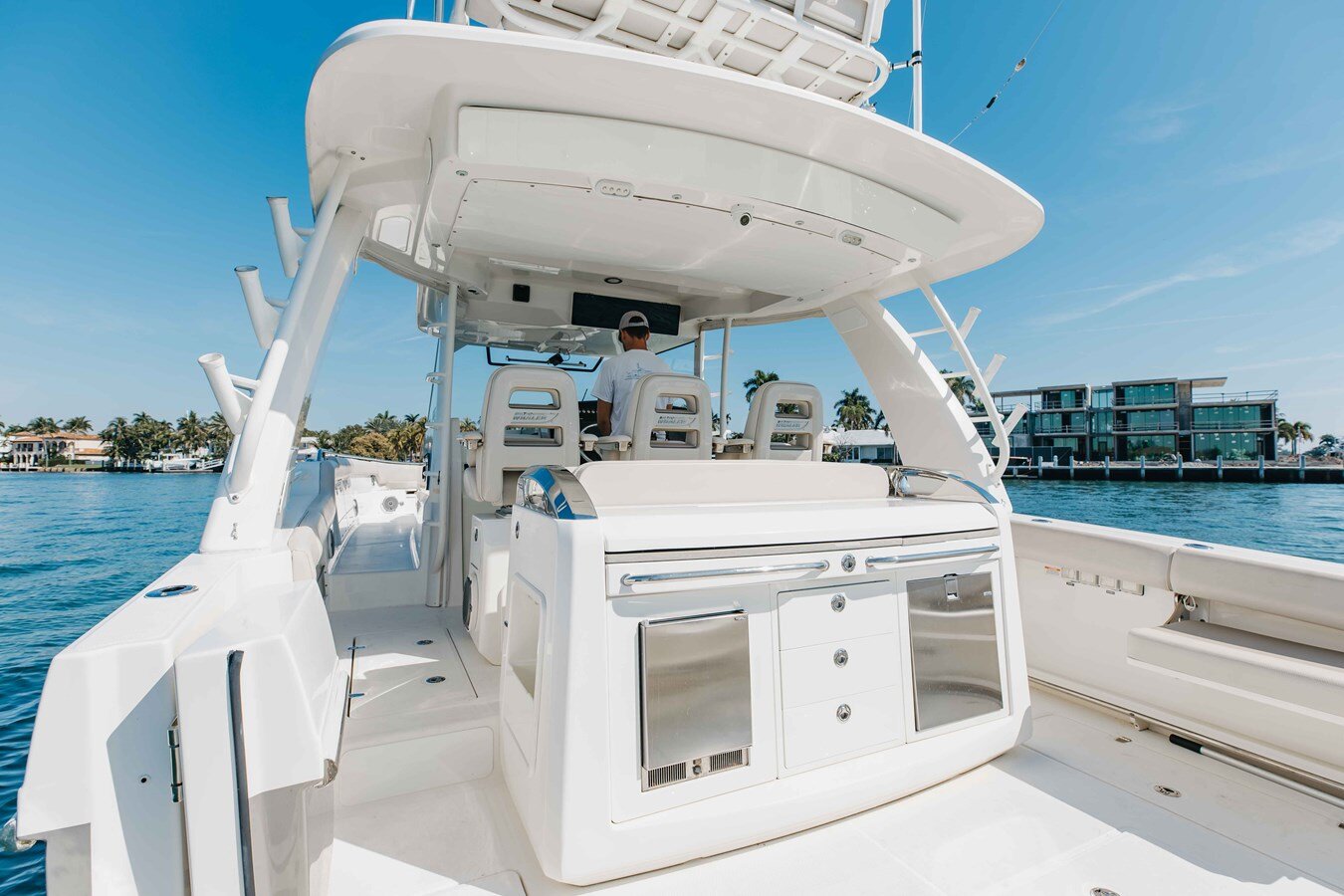 2017-boston-whaler-42-6-c3a422