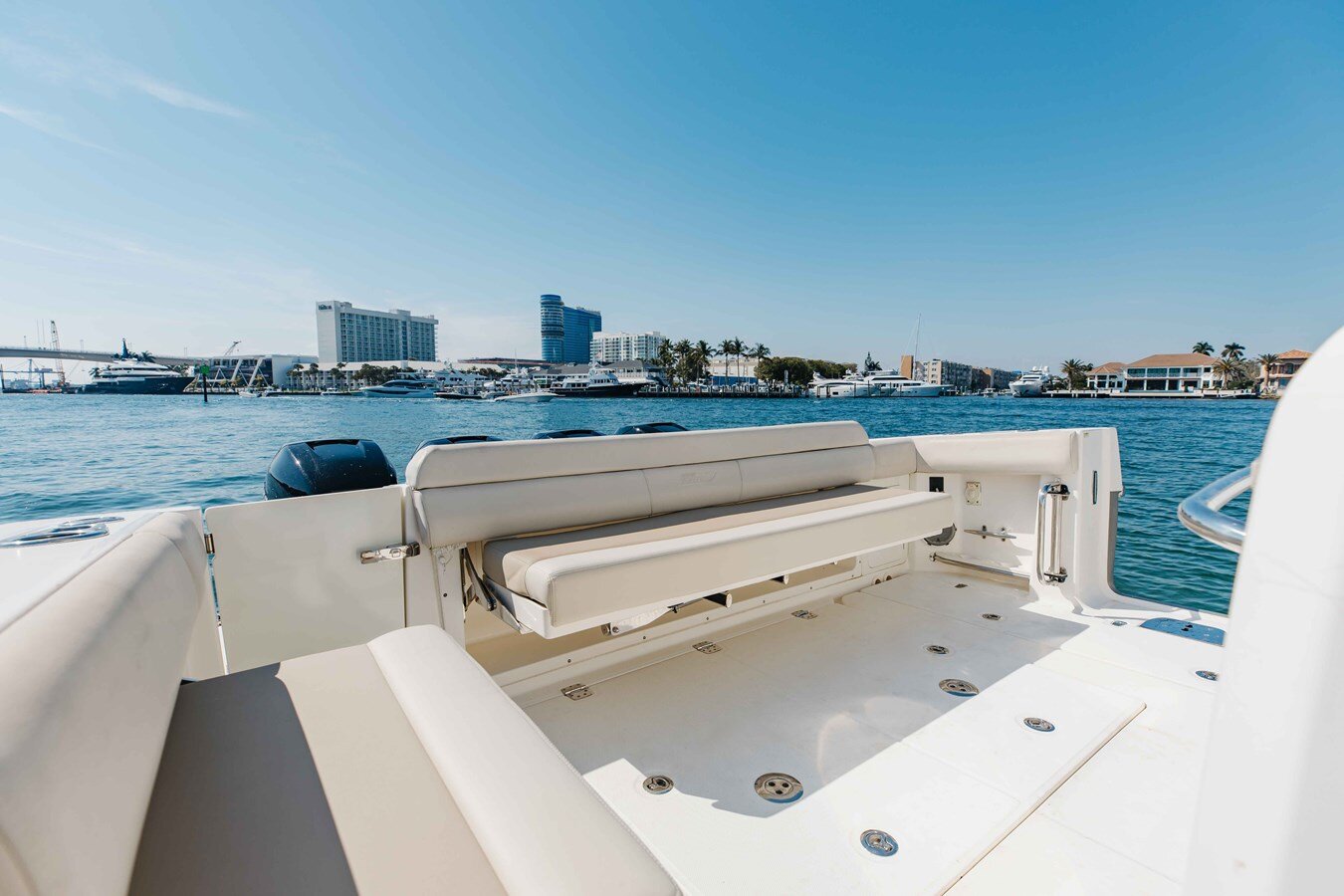 2017-boston-whaler-42-6-c3a422