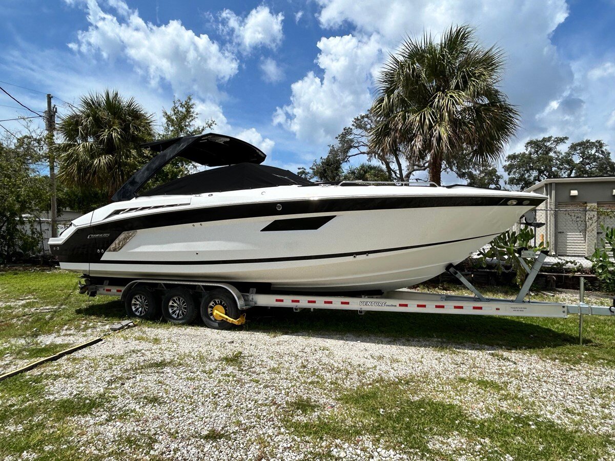 2017-cruisers-yachts-33-d2db6f