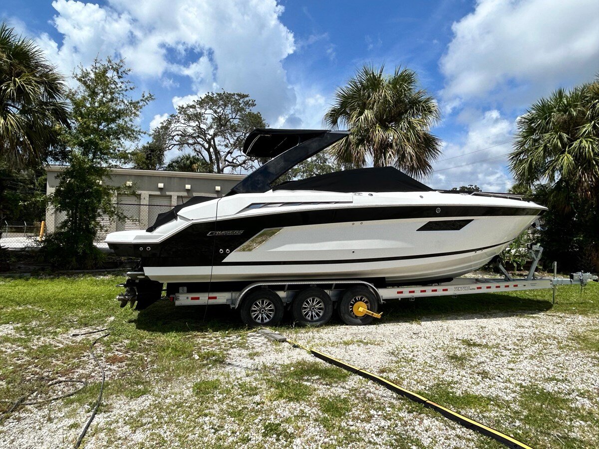 2017-cruisers-yachts-33-d2db6f