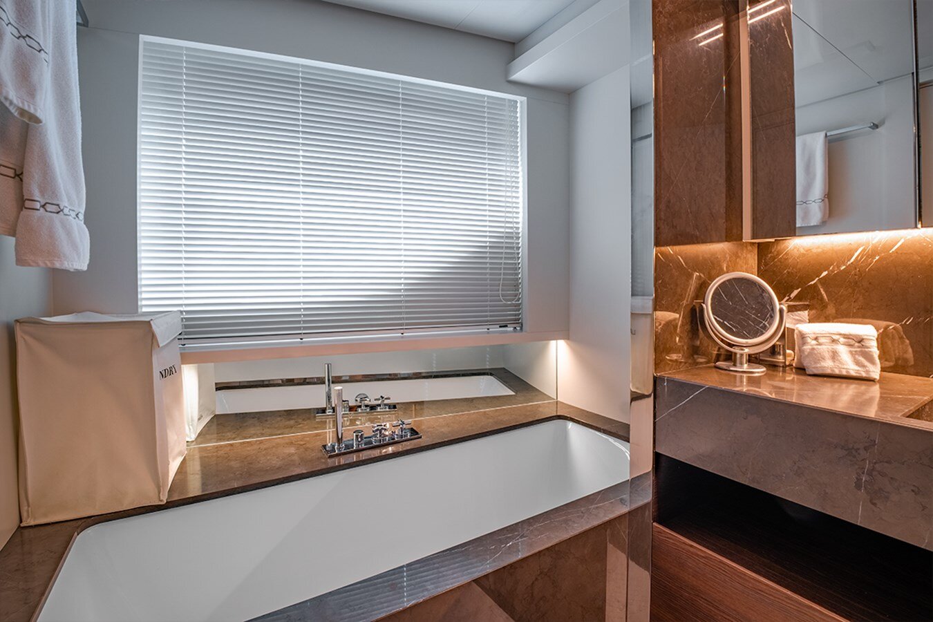 2017-ferretti-custom-line-121-5-18f3ae