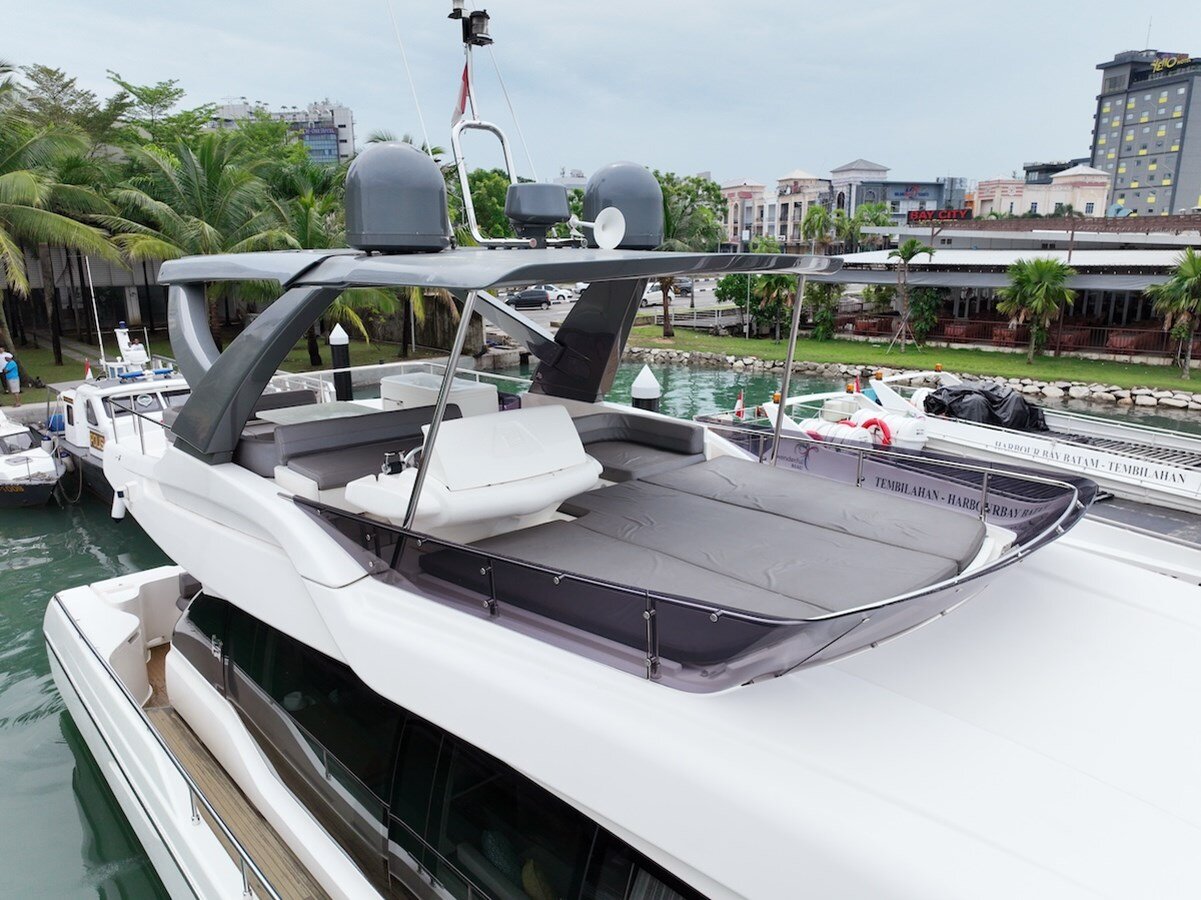 2017-ferretti-yachts-70-8-167f1c