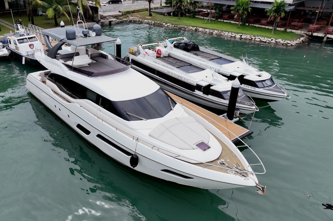 2017-ferretti-yachts-70-8-167f1c