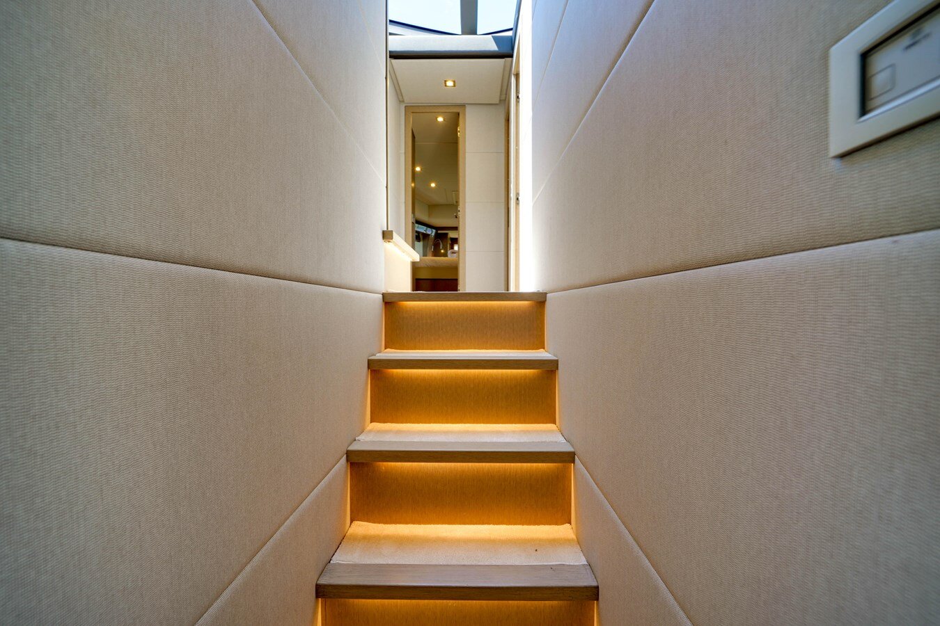 2017-ferretti-yachts-70-ef3962