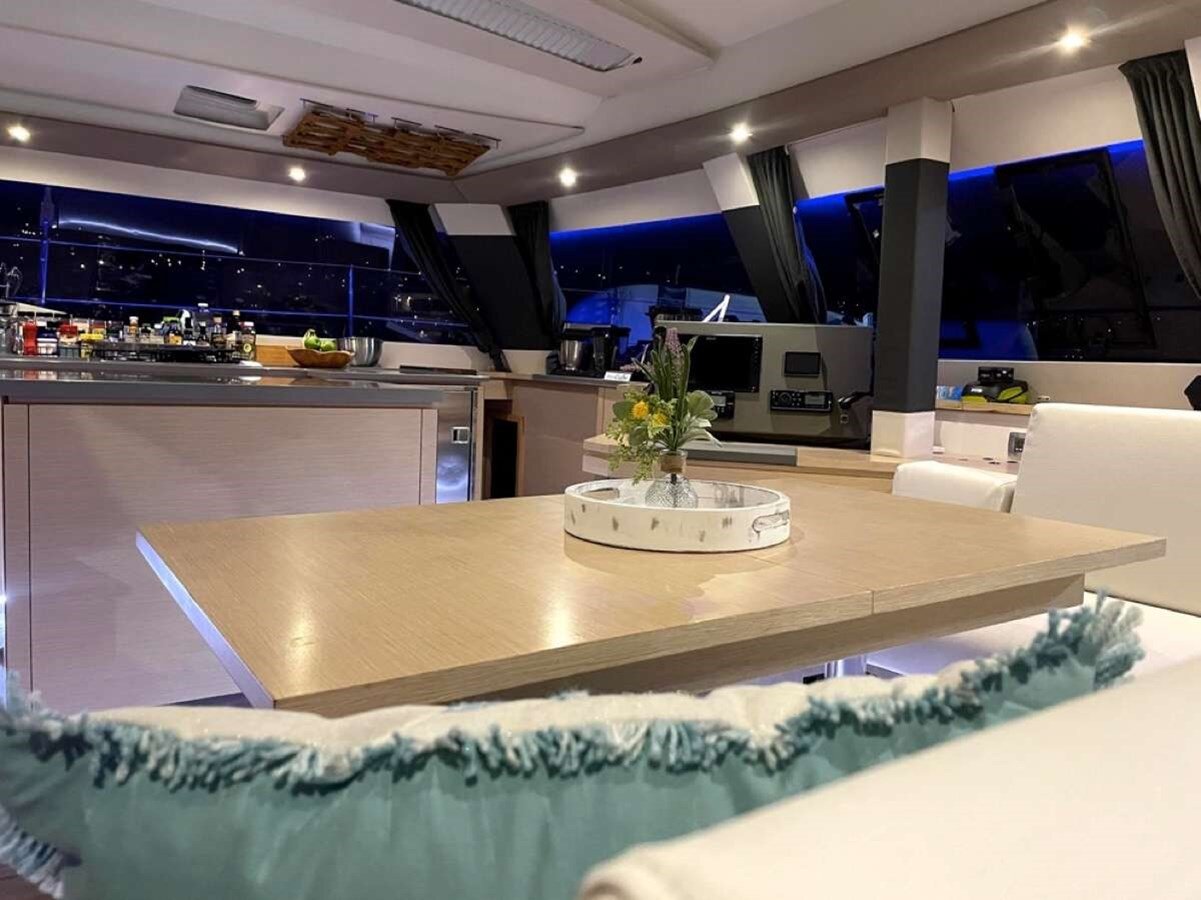 2017-fountaine-pajot-50-5a217e