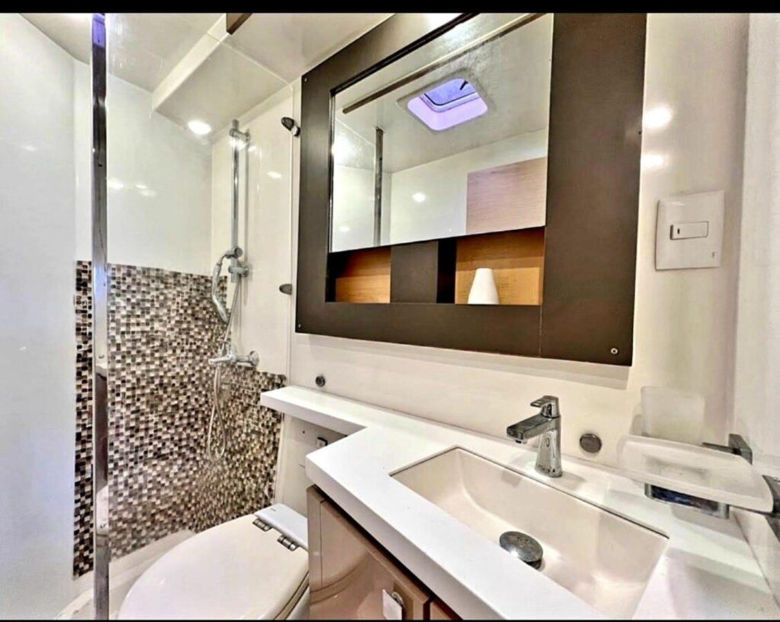 2017-fountaine-pajot-58-77f473