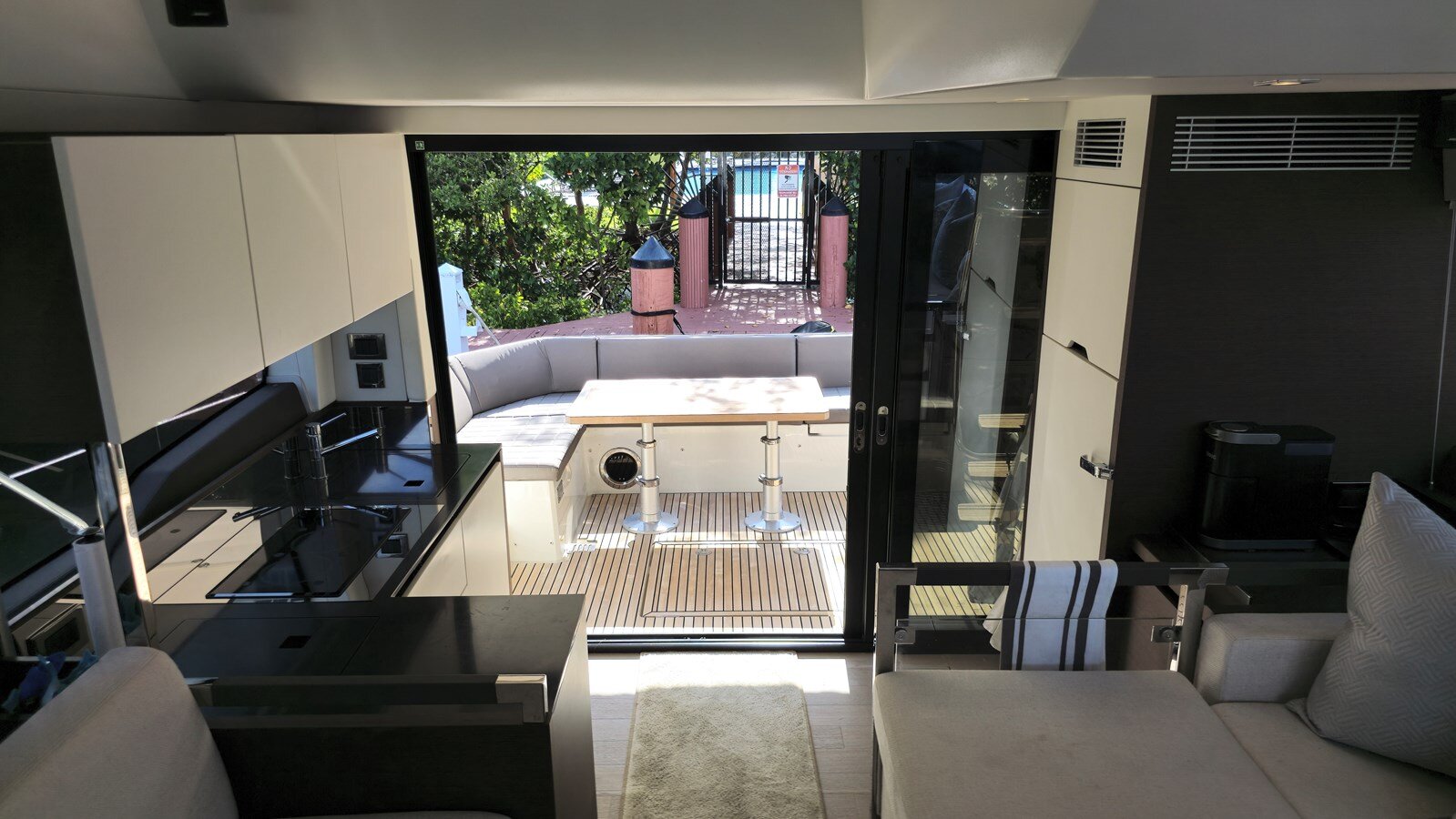 2017-jeanneau-prestige-150-11-ab0af9