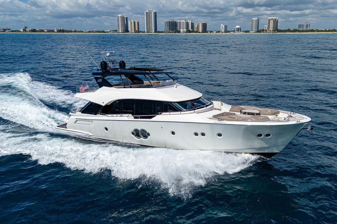 2017-monte-carlo-yachts-80-291e0a