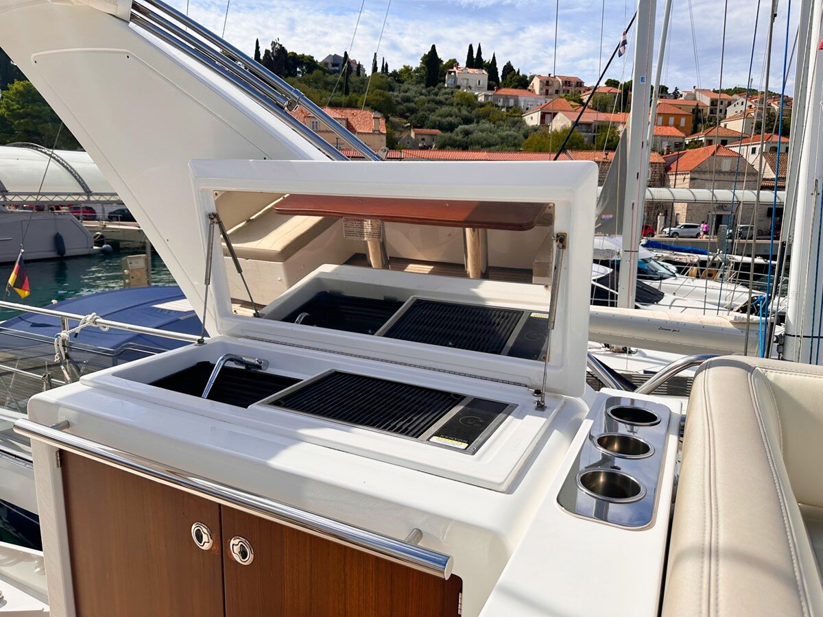 2018-azimut-yachts-68-6-a4f8ce