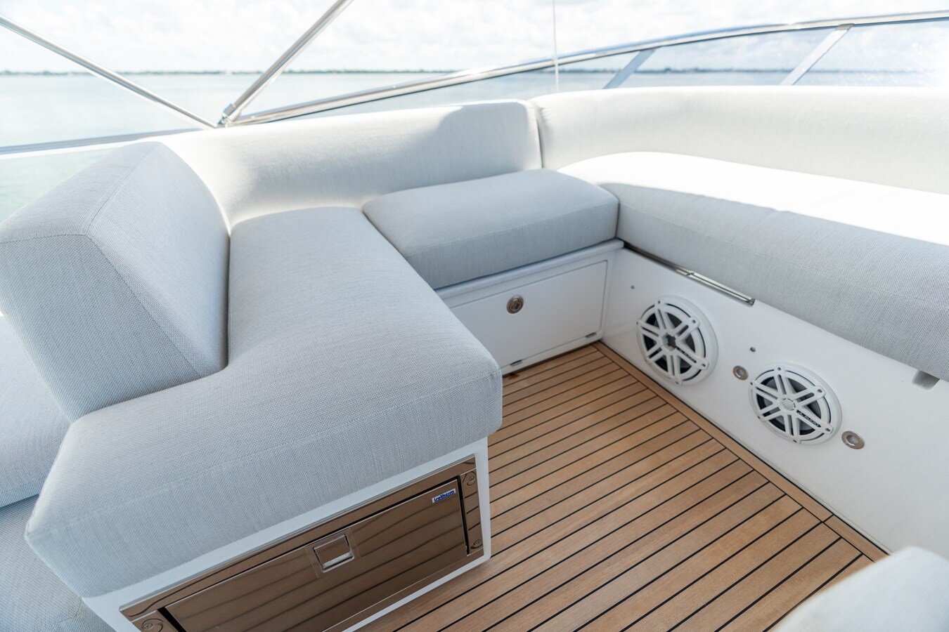 2018-azimut-yachts-70-17c2e6