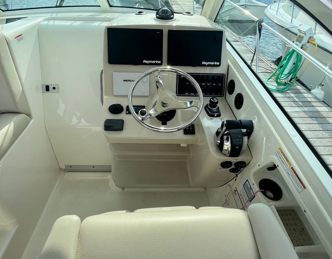 2018-boston-whaler-31-37703a